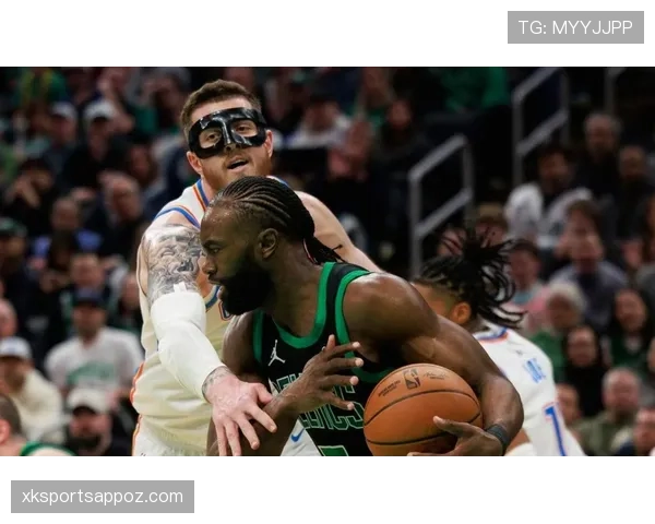 杰伦·布朗突破持球拉开与巴特勒防守差距砍下高效得分